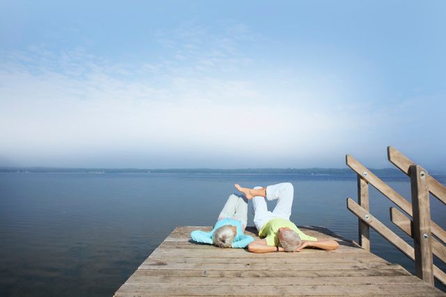 Un couple de seniors au soleil
