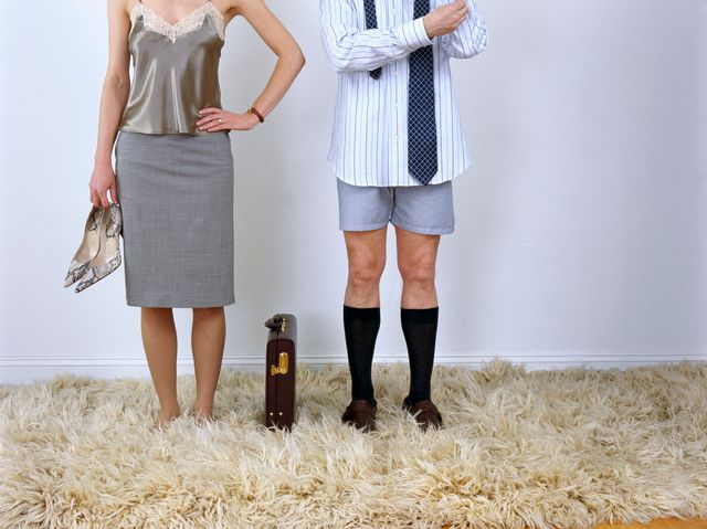 Une femme et un homme, côté à côté