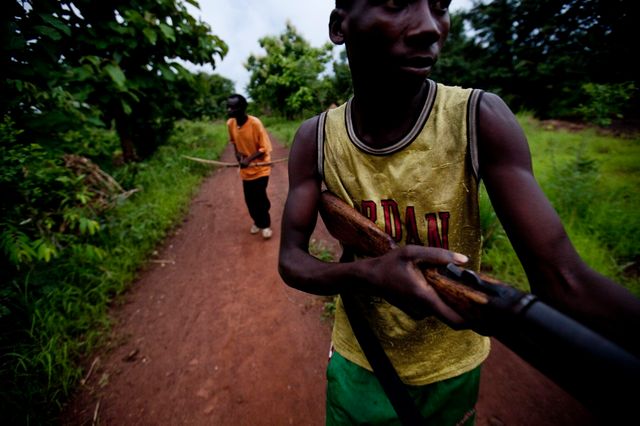 Groupe d'homme protégeant leur village des troupes de la LRA, l'Armée de Résistance du Seigneur.