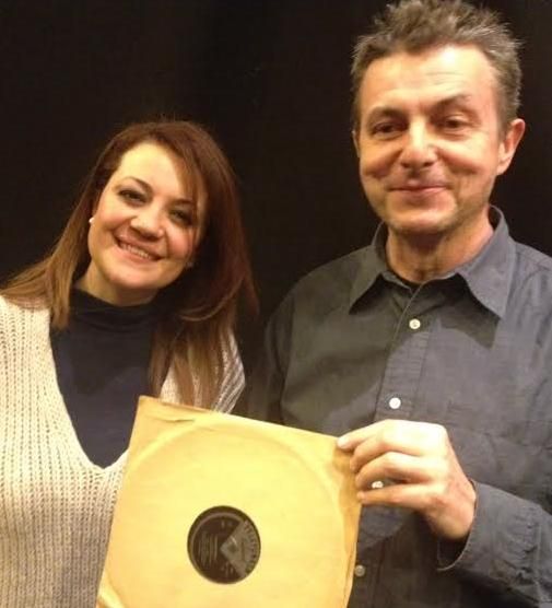 Dorsaf Hamdani et Pascal Bussy qui tient un 78 tours, studio 108