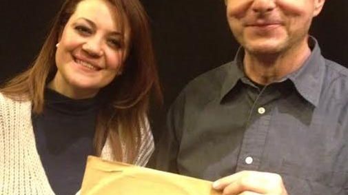 Dorsaf Hamdani et Pascal Bussy qui tient un 78 tours, studio 108