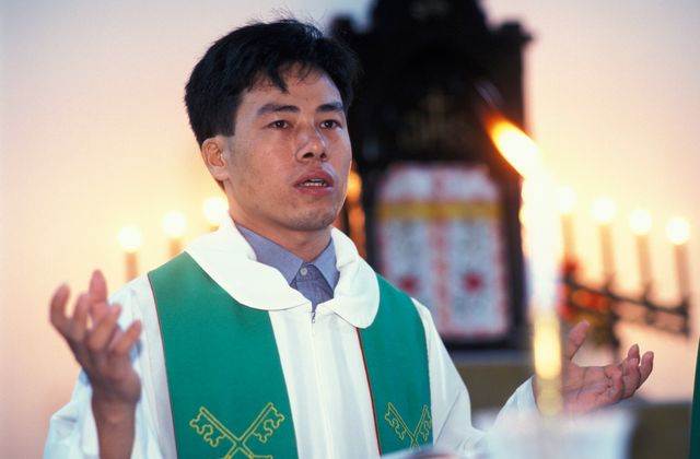 chinois célébrant une messe en 2012