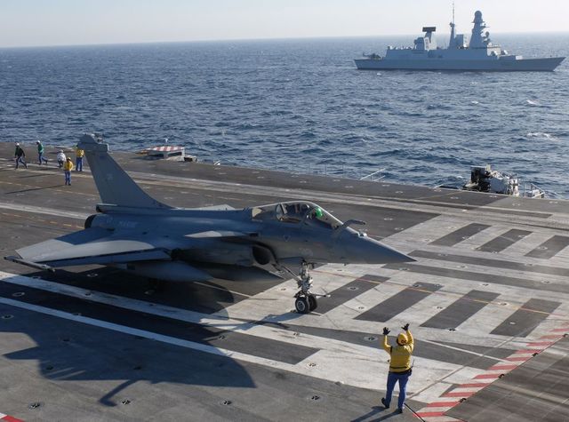 Un Rafale, sur le porte-avions Charles-de-Gaulle