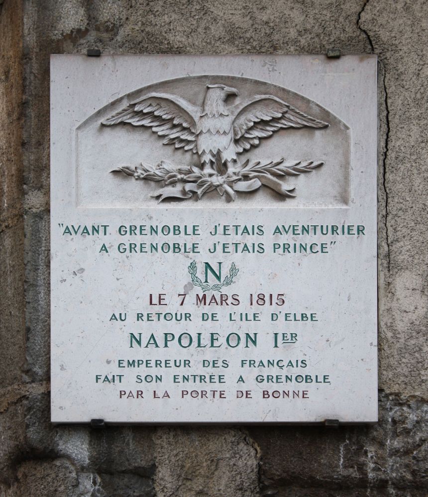 Plaque de la Route Napoléon commémorant l'entrée de Napoléon à Grenoble au début des Cent-Jours le 7 mars 1815