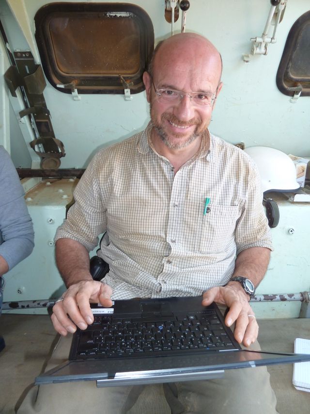 Michel Moutot à bord d'un blindé de l'armée française, au Mali. Février 2013