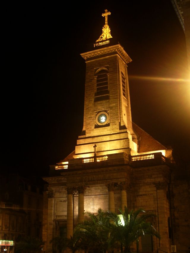 L'Eglise saint-Pierre de Besançon la nuit en 2005