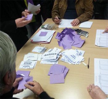 Dépouillement à Audincourt, dans le Doubs, lors du 1er tour de la législative partielle de février 2015