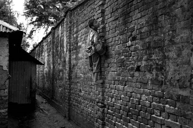 Enfant passant le mur G Turine