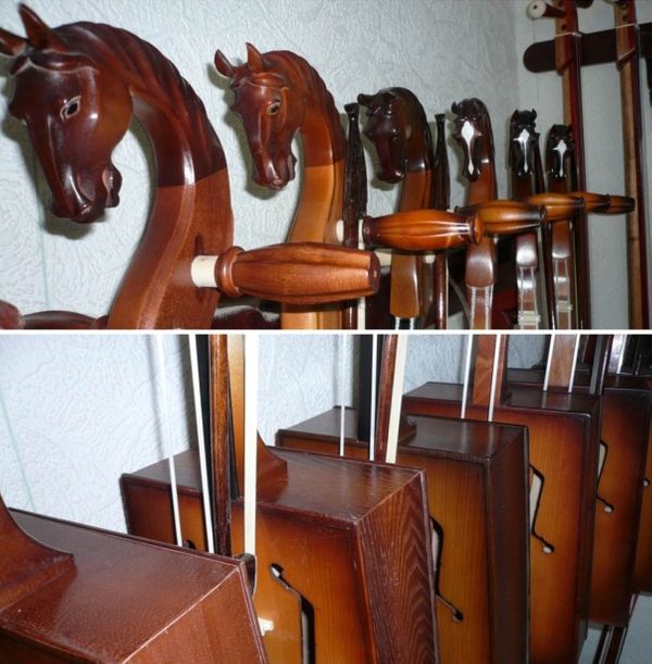 Série de vièles-cheval dans un magasin de lutherie à Oulan Bator (Photo 1) et série caisse de résonance (Photo 2) - © Alain Desjacques