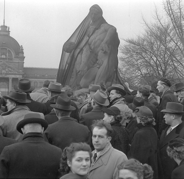 Le monument aux morts de Strasbourg drapé de noir suite au procès d'Oradour - 15/02/1953
