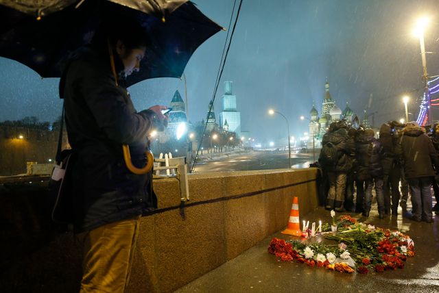 Le lieu, sur un pont sur la Moskova, où Boris Nemtsov a été abattu vendredi soir