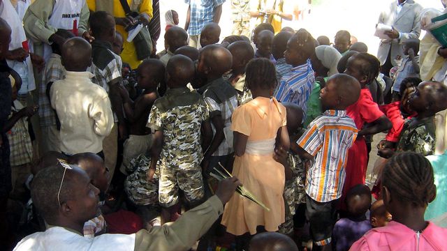 Abeche, Tchad. Des enfants que l'association francaise, l'Arche de Zoe, s'apprête à faire embarquer dans un avion pour la France