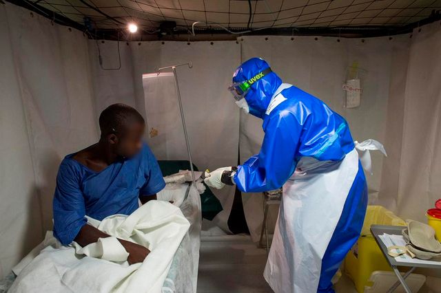 Un médecin militaire français en zone rouge avec un malade