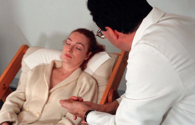 Le docteur Jean-Marc Benhaiem, hypnothérapeute soigne les dépendances