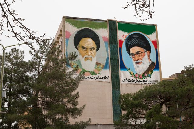 Posters géants a l'effigie des deux leaders religieux l'ayatollah Ali Khamenei et l'ayatollah Khomeiny.