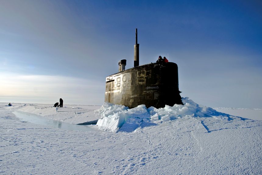 Le sous-marin américain USS Connecticut faisant surface dans l'océan Arctique en 2011