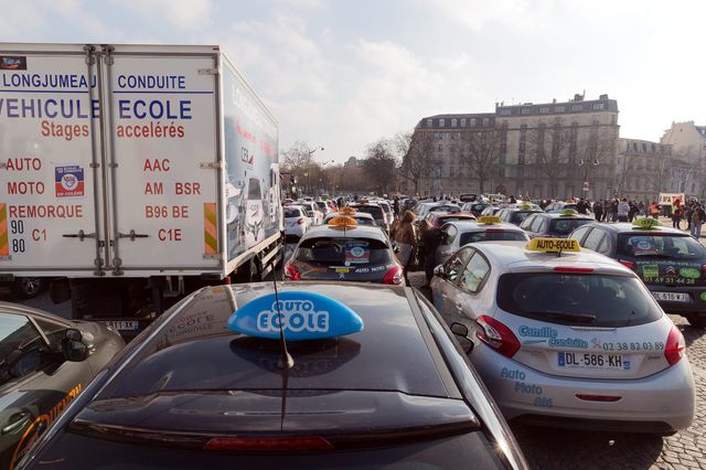 Opération escargot menée à Paris par les auto-écoles vendredi dernier