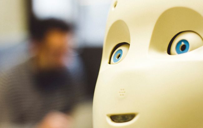 Romeo, le robot fabriqué par Aldebaran qui a participé à la table ronde.