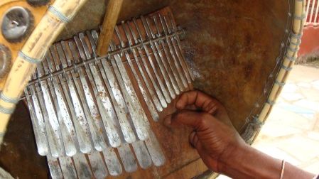 Mbira dzavadzimu, placée dans son résonateur en calebasse - Crédit photo : Vincent Hickman