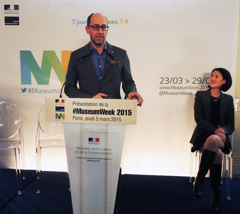 Dick Costolo, le pdg de Twitter, aux côtés de Fleur Pellerin, rue de Valois, le 5 mars 2015