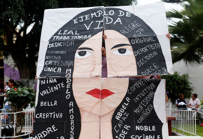 Poster d'une femme entourée de mots positifs. Lima, Pérou, 5 mars 5015