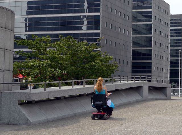 Femme handicapée à la Défense