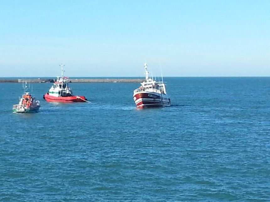 Le chalutier remorqué ce vendredi après-midi.