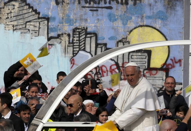 Le pape en visite dans le quartier napolitain de Scampia