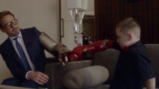 Iron Man offre une prothèse bionique à un enfant handicapé