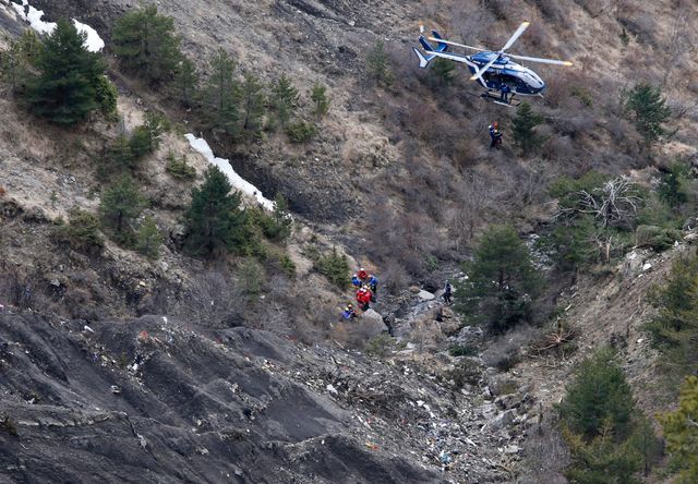 Crash de l'Airbus A320 : les premiers corps ont été hélitreuillés mercredi.