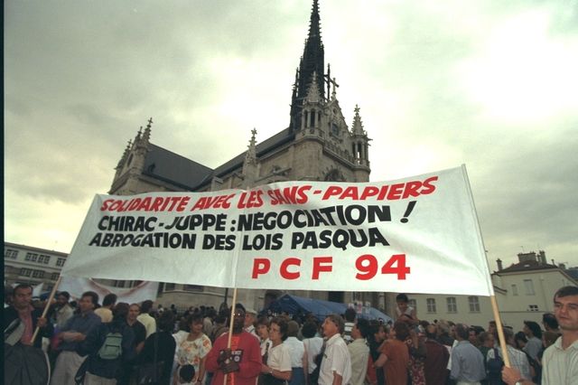 Manifestation en faveur des sans-papiers, devant l'Eglise Saint-Bernard en 1996.