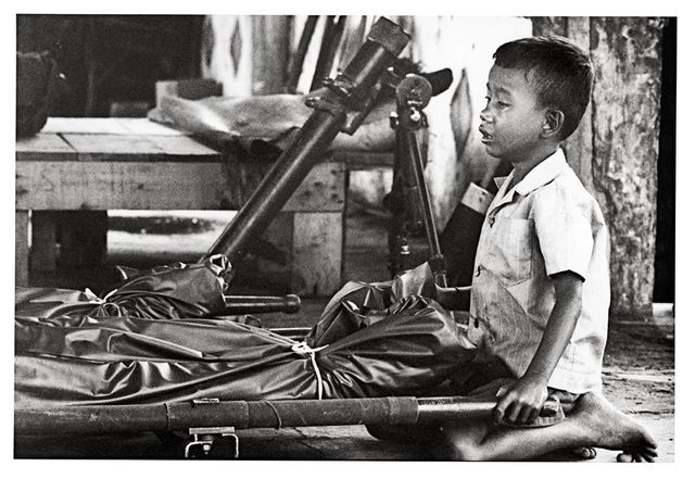 Cambodge, enfant pleurant son père, 1974