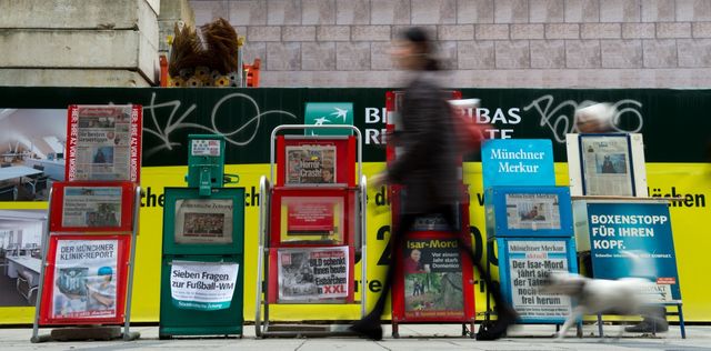 Stand de journaux à Munich, en Allemagne.