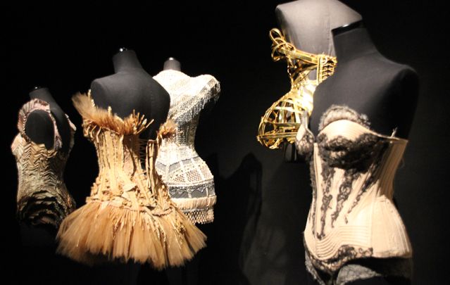 Les corsets des collections, Belles des champs, Mexico... dans l'exposition Jean-Paul Gaultier au Grand Palais à Paris