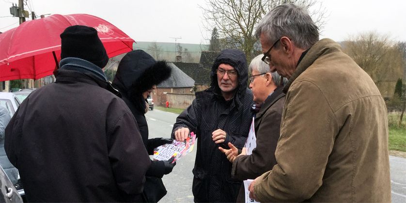 Yves Daudigny, le Président socialiste du conseil général de l'Aisne, tracte à Lugny, en mars 2015