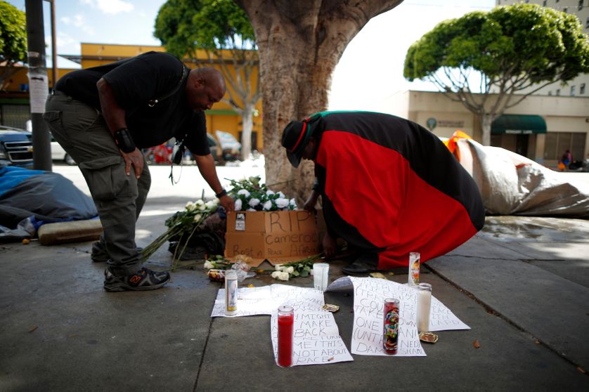 Passants rendant hommage à "Brother Africa"