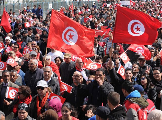 Des dizaines de milliers de manifestants réunis à Tunis.