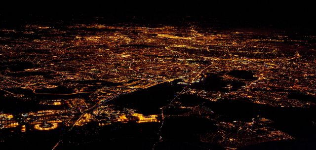 Vue aérienne de Paris la nuit en 2008