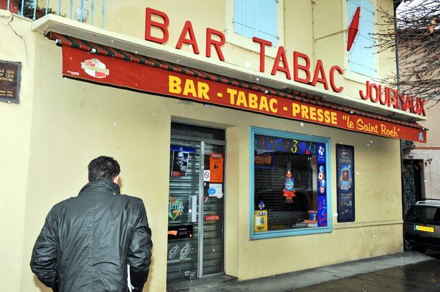 14/12/09 DANS LE CAFE TABAC PRESSE LE SAINT ROCH A LAVAUR UN CAMBRIOLEUR A ETE TUE DE 2 COUPS DE FUSIL PAR LE PROPRIÉTAIRE.