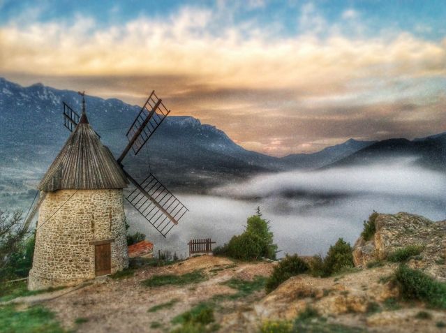 Le moulin de Cucugnan dans la brume