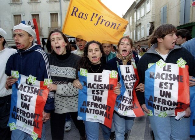 Manifestants anti Front National à Carpentras, le 11 novembre 1995
