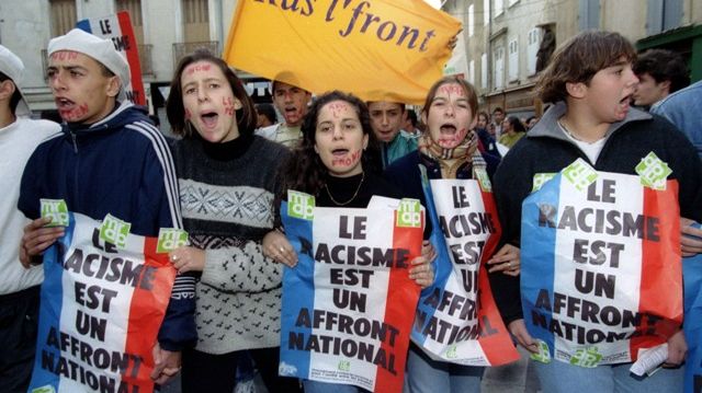Manifestants anti Front National à Carpentras, le 11 novembre 1995