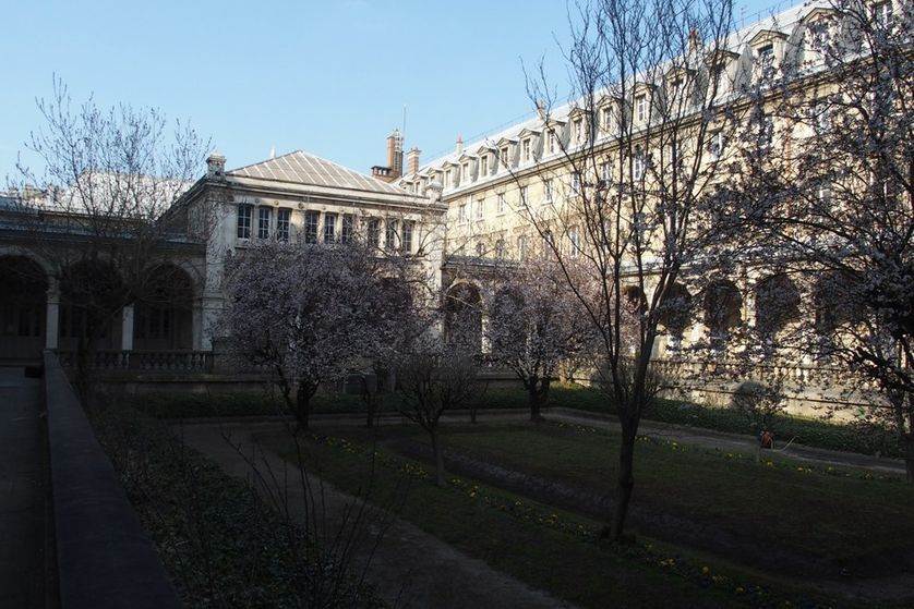 Lycée Jacques Decour: cour intérieure