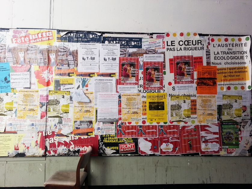 A Grenoble, campagne d'affichage de la majorité municipale dans la galerie de l'Arlequin à la Villeneuve, le 10 février 2015