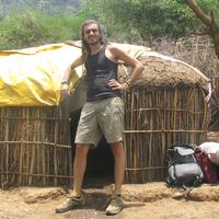 3_devant_ma_hutte_sur_le_mont_nyiro.jpg