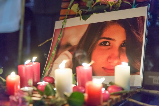 Berlin, Allemagne. 15 février 2015, bougies autour du portrait d'Özgecan Aslan, étudiante de 20 ans violée et tuée en Turquie.