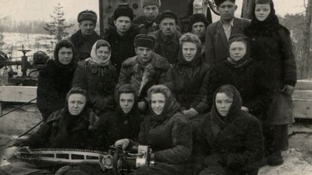 Une brigade de travail à la coupe de bois avec une scie électrique, 1952