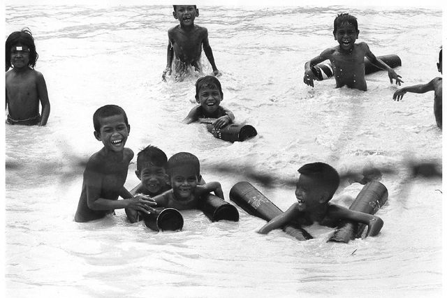 Cambodge, enfants nageant dans le Mékong, 1974