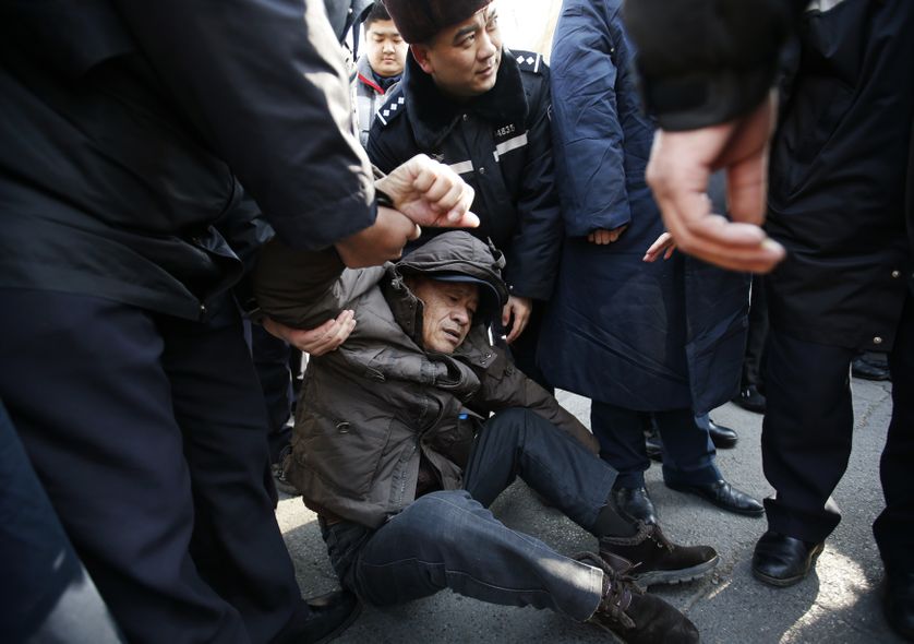 Proche d'un disparu du vol MH370 stoppé par un policier près de l'ambassade de Malaisie à Pékin, en janvier 2015