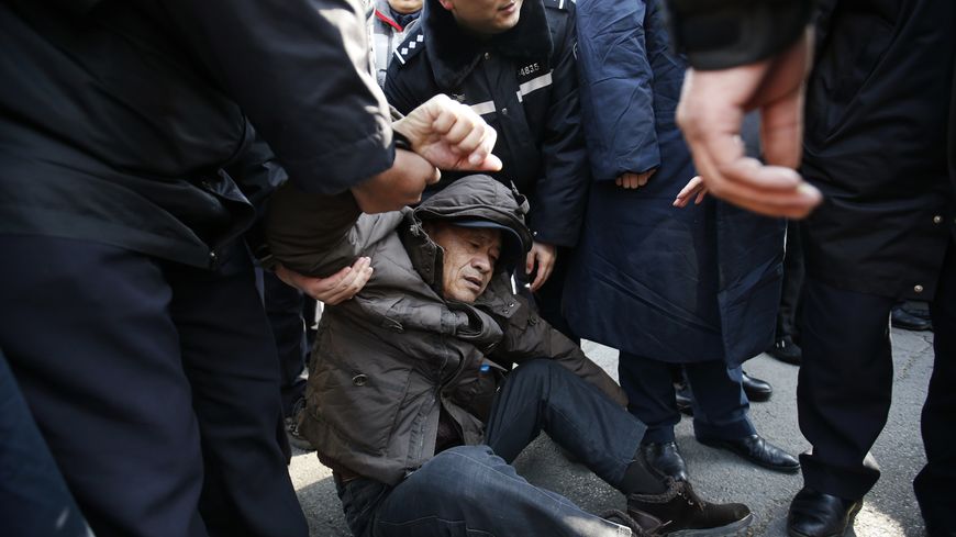 Proche d'un disparu du vol MH370 stoppé par un policier près de l'ambassade de Malaisie à Pékin, en janvier 2015
